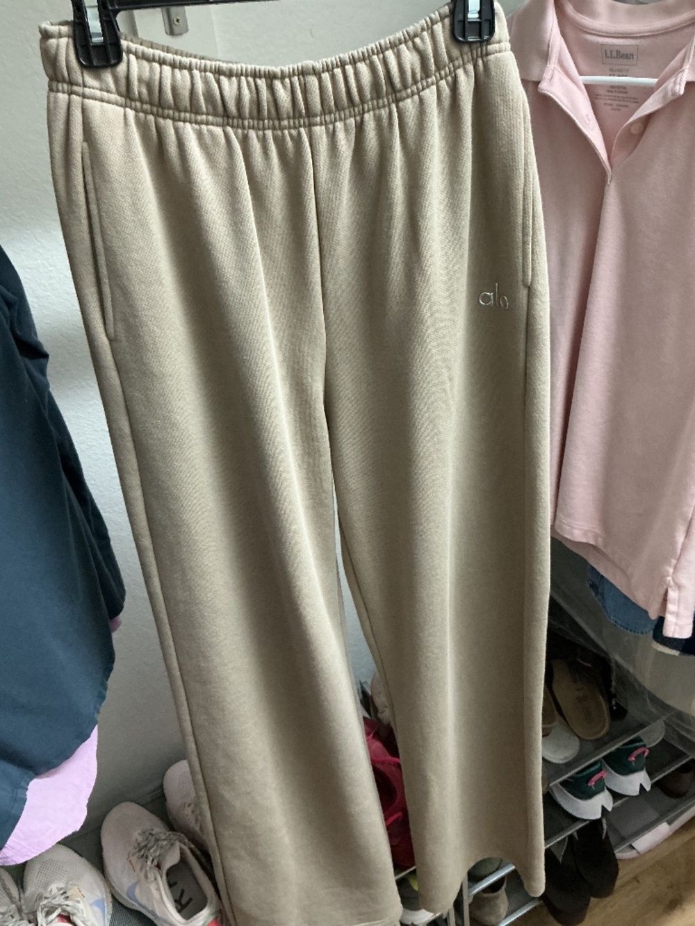 ALO Yoga Accolade Straight Leg Sweatpants in Gravel